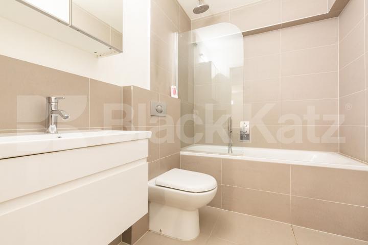 A large and spacious open plan studio within a warehouse convertion Springfield House lofts - Tyssen Street, Dalston / Haggerston